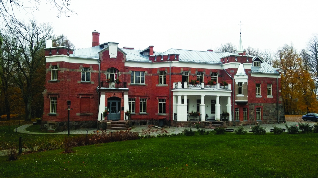 Lūznavas muiža ir viena no jaunākajām Latvijas muižām – tikai 109 gadus veca. 1977. gadā ēkai tika piešķirts valsts nozīmes arhitektūras pieminekļa statuss.
Autors: Pārsla Konrāde