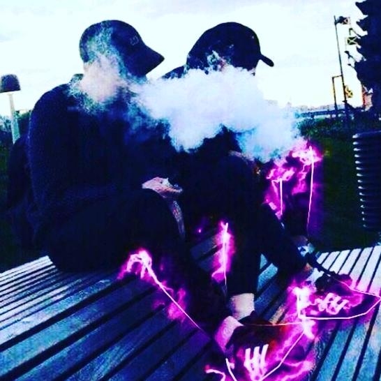 E-cigarešu smēķēšana pusaudžu vidū kļūst aizvien populārāka, jo aromāts ir patīkams un pēc tam apģērbam un ķermenim nav parastajām cigaretēm raksturīgās smakas. Vecāki bieži vien par sava bērna atkarību pat nenojauš.
Autors: no sociālā tīkla “TikTok”