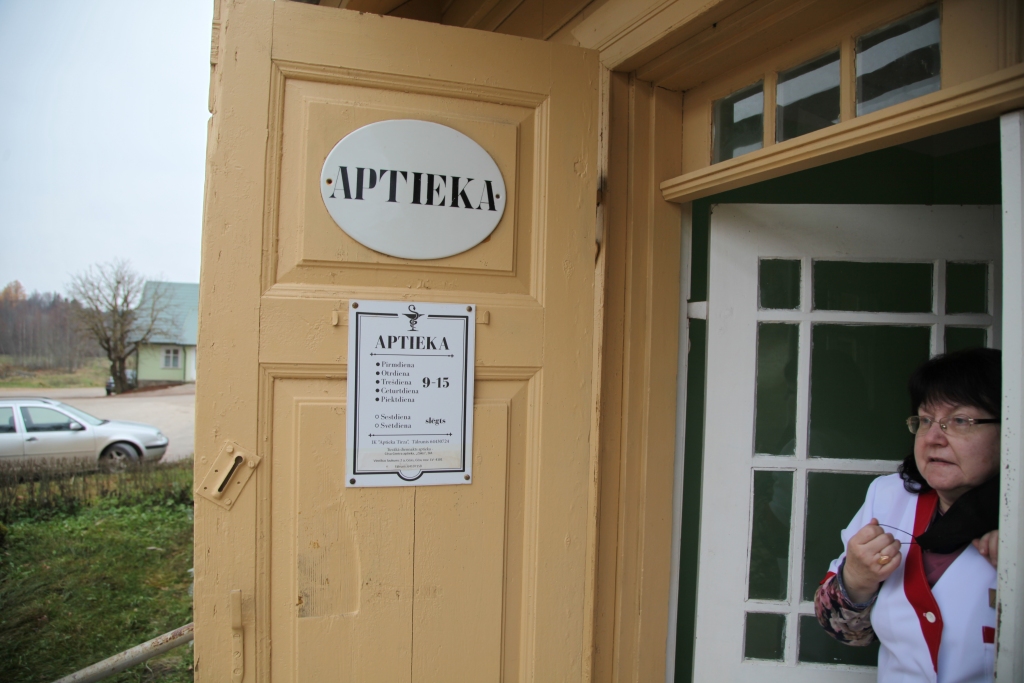 Gulbenes novadā ir aptieka, kas patiešām ir unikāla. Tā atrodas Tirzas pagastā. Tieši šajā ēkā aptiekas pakalpojumi Tirzā tiek sniegti nu jau vairāk nekā simts gadus. Senā koka ēka rada īpašu gaisotni. Uzmanību piesaistošs ir arī uzraksts “Aptieka”, kurš, kā zina teikt aptiekas vadītāja Zīta Dzenīte, arī stāv kopš seniem laikiem. Z.Dzenīte 41 gadu veltījusi darbam aptiekā un spējusi saglabāt arī vēsturiskās liecības. 													 Foto: 
Autors: Gatis Bogdanovs