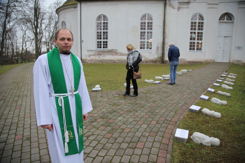 Tēlnieks Tālivaldis Muzikants kampaņai “Par dzīvību” 2012.gadā radījis 27 nedzimušu bērnu skulptūras, kas atlietas betonā. Sadarbojoties ar Krīzes grūtniecības centru Latvijā, tika atlasīti dažādu sieviešu patiesi stāsti, kas vēsta par to, kādēļ viņas ir veikušas abortu. Instalācija viesojusies daudzās Latvijas pilsētās. Mācītājs Ilgvars Matīss pats personīgi skulptūras atvedis no Limbažiem. 
Autors: Gatis Bogdanovs
