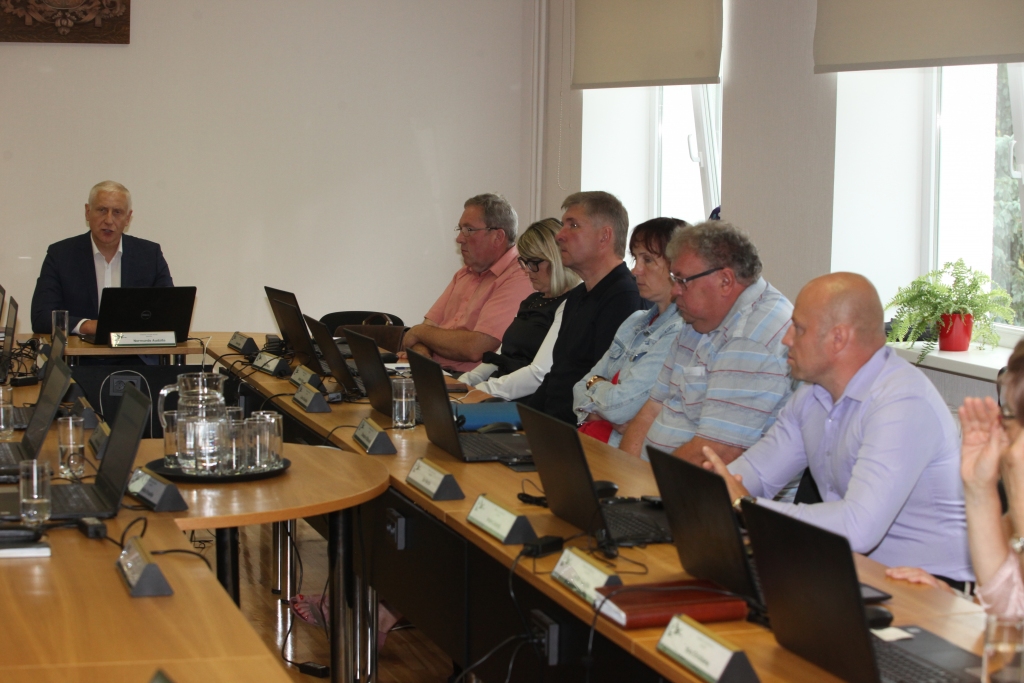 Nekustamā īpašuma “Jaunakas” cena izrādījusies mazāka par to summu, kura tiks izlietota šajā īpašumā atstātā vides piesārņojuma likvidēšanai. Par lēmumu Gulbenes novada domē 2017.gada 25.maijā balsojuši arī tagad pie varas esošie deputāti Normunds Audzišs, Gunārs Ciglis, Normunds Mazūrs, Andis Caunītis, Andis Vējiņš, Ieva Grīnšteine, Intars Liepiņš, Stanislavs Gžibovskis, Valtis Krauklis, Zintis Mezītis. 
Autors: no “Dzirksteles” arhīva