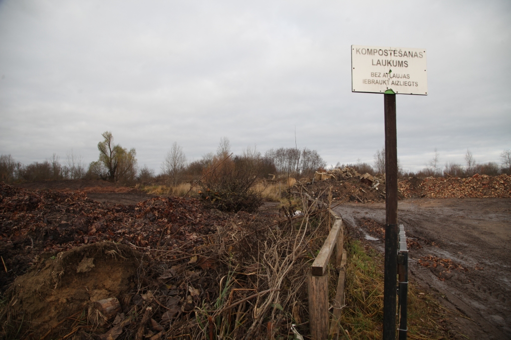Pagaidām vēl pusgatavā stāvoklī. Šādi šobrīd izskatās bioloģiski noārdāmo atkritumu kompostēšanas laukuma iecere Gulbenē, Rēzeknes ielā 13b.		
Autors: Gatis Bogdanovs