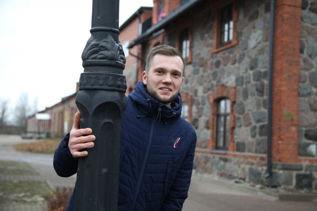 “Es arī jauniešiem, kas mani redz kādreiz militārajā formā, stāstu -  tā bija mana izvēle, bet jūsu priekšā es neko netēloju, esmu tāds, kāds esmu. Jaunieši to redz un jūtas drošāk, viņiem noteikti šodien vajag pozitīvo piemēru,” atzīst Valters Svetlovs. 	
Autors: Gatis Bogdanovs