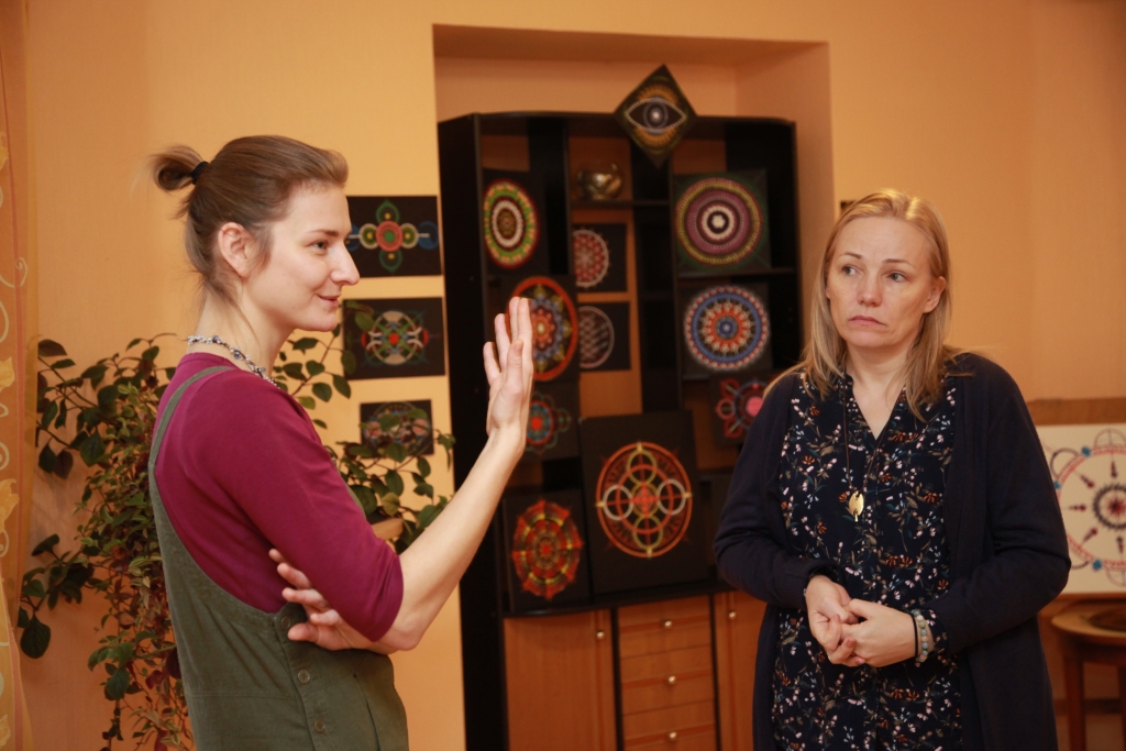 Santa Kreišmane un Liene Lāce ar aizrautību runā par mandalu zīmēšanu. Viņas arī rāda pirmos darbiņus. “Tie ir Lienes un Evijas darbi,” saka Santa.  
Autors: Gatis Bogdanovs