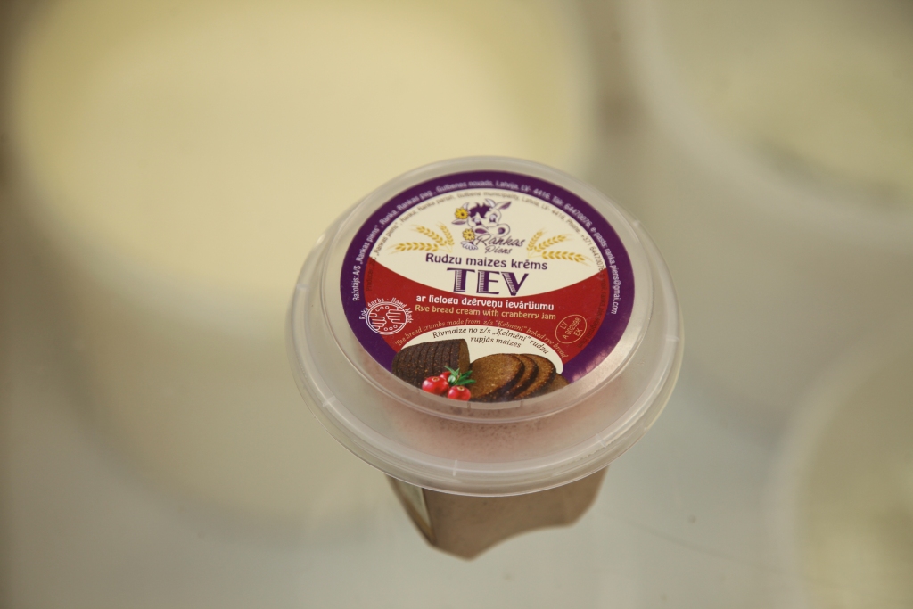 “Rankas piena” ražotajiem produktiem ir piešķirta ne tikai “Zaļā karotīte”,  bet uz iepakojuma, piemēram, rudzu maizes krēma un biezpiena tortes, redzams arī simbols “Roku darbs”.
Autors: Gatis Bogdanovs