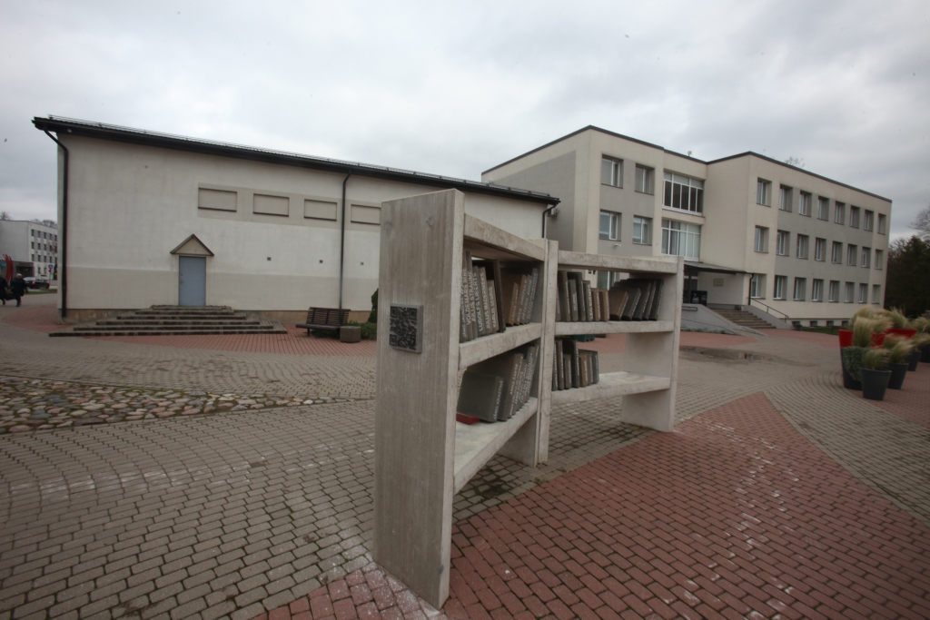 Laukumam ap “Goda bibliotēku” un apkārtējai teritorijai ir izstrādāta jauna, vienota koncepcija, kādam jābūt Gulbenes centram. Šo ideju mākslinieks Ivars Drulle un ainavu arhitekte Ilze Rukšāne prezentēja novada deputātiem. Valsts svētkos I.Drulle pie “Goda bibliotēkas” piestiprināja QR kodu, lai viedtālrunī jebkurš varētu atvērt informāciju par konkrētiem novadniekiem. 
Autors: Gatis Bogdanovs