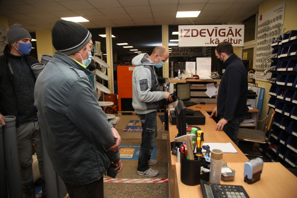 “Dzirkstele” novēroja, ka ne tikai pārtikas, bet arī santehnikas veikalā, kur galvenokārt iepērkas vīrieši, pircēji lieto maskas un ievēro arī distanci. Veikala pārdevēji saka, ka tikai atsevišķi pircēji esot spītīgi un maskas negribot likt.  	
Autors: Gatis Bogdanovs