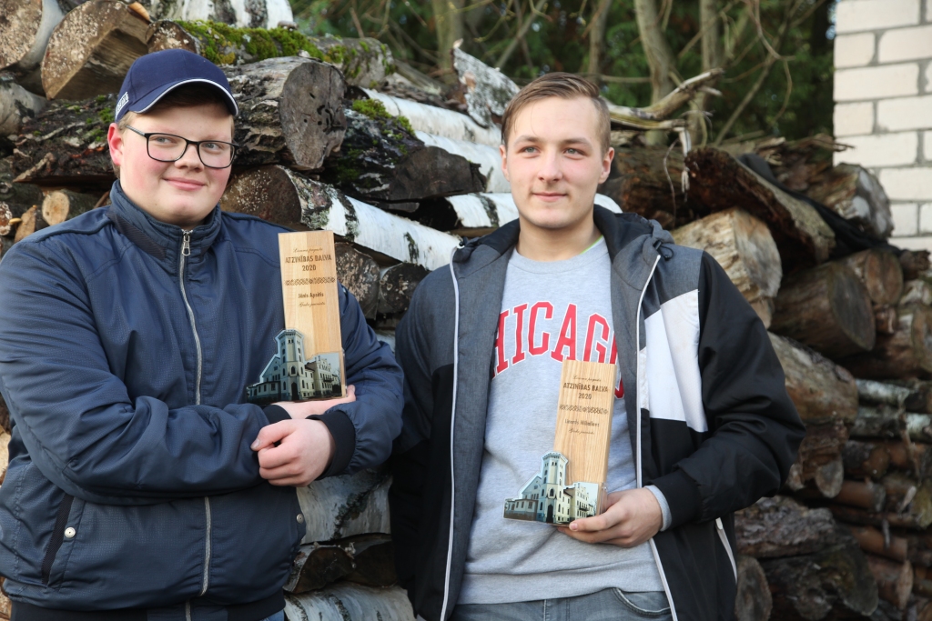 Jaunieši Linards Mihailovs (no kreisās) un Jānis Apsītis kopā mācījušies Lizuma vidusskolā un tagad katrs savu jomu turpina apgūt Priekuļu tehnikumā. Šogad viņi abi novērtēti Lizuma pagastā kā “Gada jaunieši”. Pasniegtā atzinības balva, kuras svars ir 700 grami, vērtības ziņā ir ļoti dārga. Tā iedrošina un motivē turpināt iesākto. 	
Autors: Gatis Bogdanovs 