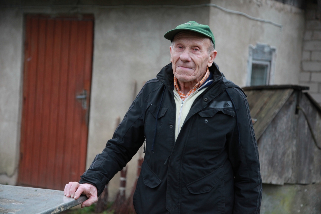 Vecums noteikti nav šķērslis, lai sportotu, un tam pierādījums ir Andrejs Vācietis. Viņš ne tikai aizraujas ar soļošanu, piedalās sacensībās, bet arī izmanto jebkuru iespēju, lai ikdienā izkustētos. “Rudenī tas noteikti ir mežs – ogu un sēņu lasīšana. Svaigs, tīrs gaiss! Arī pie savas mājas man atstāta lauku vide. Nepatīk, ja pagalmā ir bruģis līdz pat nama durvīm. Man patīk būt dabā, jo tā es jūtos labi,” saka A.Vācietis.   
Autors: Gatis Bogdanovs