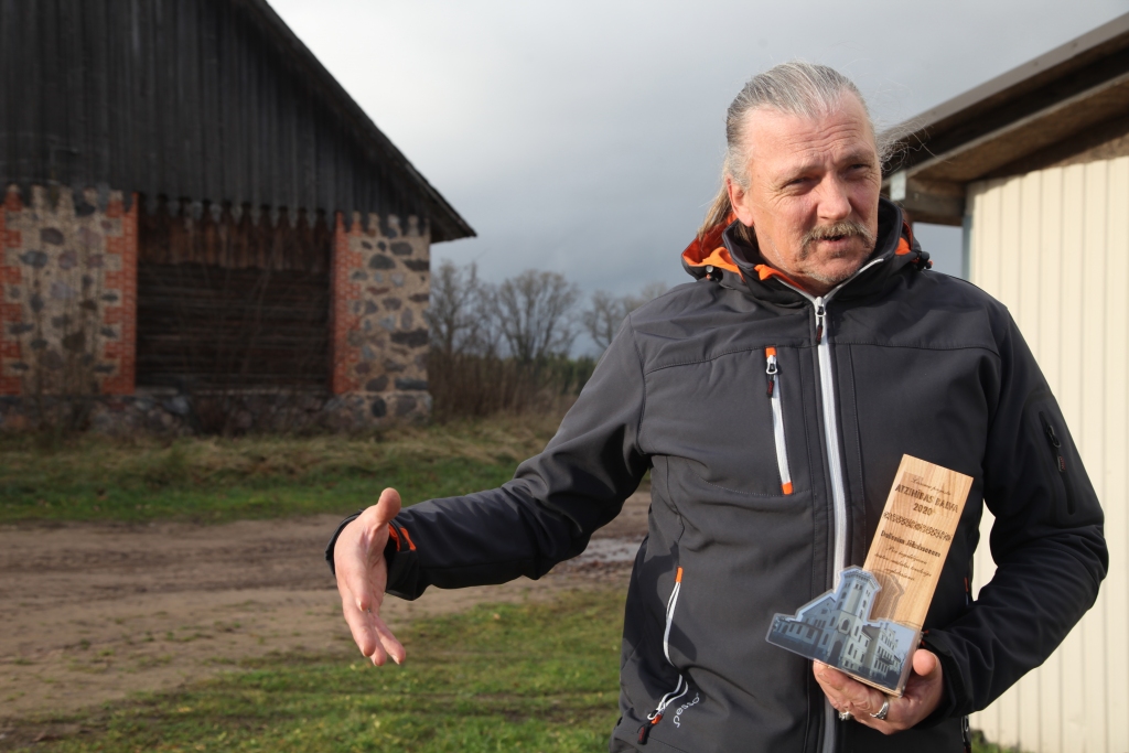 Saņemtā Lizuma pagasta Atzinības balva ir patīkama, bet pats Dailonis Jākobsons atzīst, ka tradīciju jau uztur viss teātra kolektīvs kopā. Ja viņam būtu iespēja pašam šādu balvu pasniegt kādam pagastā dzīvojošajam, tā noteikti būtu lizumniete Inta Dārzniece. “Viņa ir tik sirsnīga un tiešām ļoti popularizē Lizumu caur visiem šodienas mediju kanāliem!” novērojis Dailonis. 	
Autors: Gatis Bogdanovs