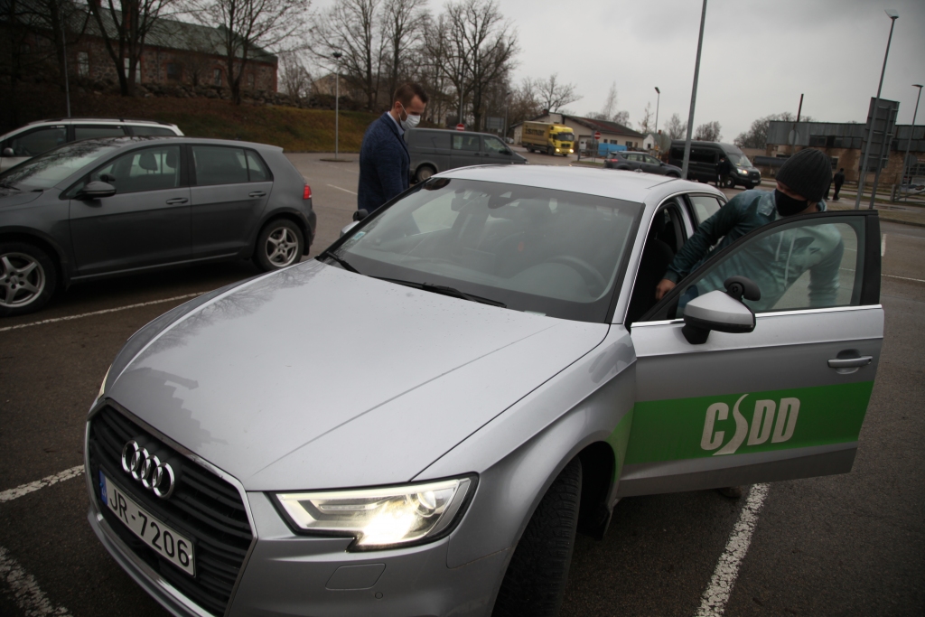 Braukšanas eksāmeni Gulbenē notiek katru dienu. Jaunie autovadītāji sēžas pie stūres, lai apliecinātu un pārbaudītu savas zināšanas praksē.  
Autors: Gatis Bogdanovs