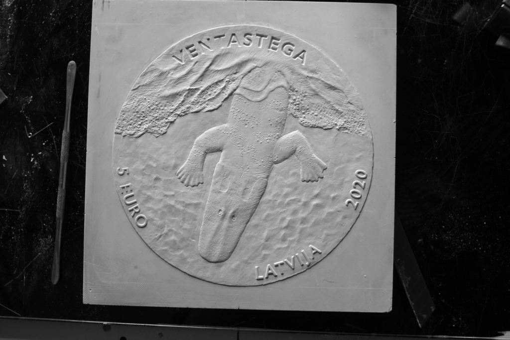 Kolekcijas monētas grafiskā dizaina un plastiskā veidojuma autors ir mākslinieks Ivars Drulle. Šis ir ģipša veidojums monētai.
Autors: no personiskā arhīva