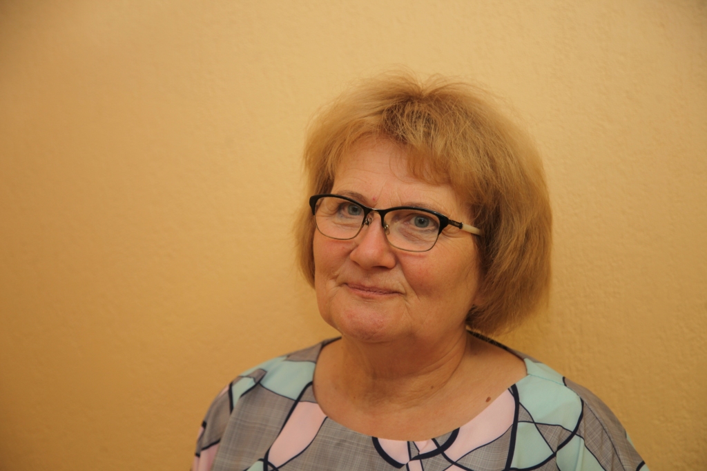 Tirzas pamatskolas direktore Svetlana Ziepniece “Dzirkstelei” skaidro, ja vecāki izvēlas, ka viņu bērns mācīsies attālināti mājās, tad skola nodrošina šādu iespēju, bet klase strādā klātienē.
Autors: no 