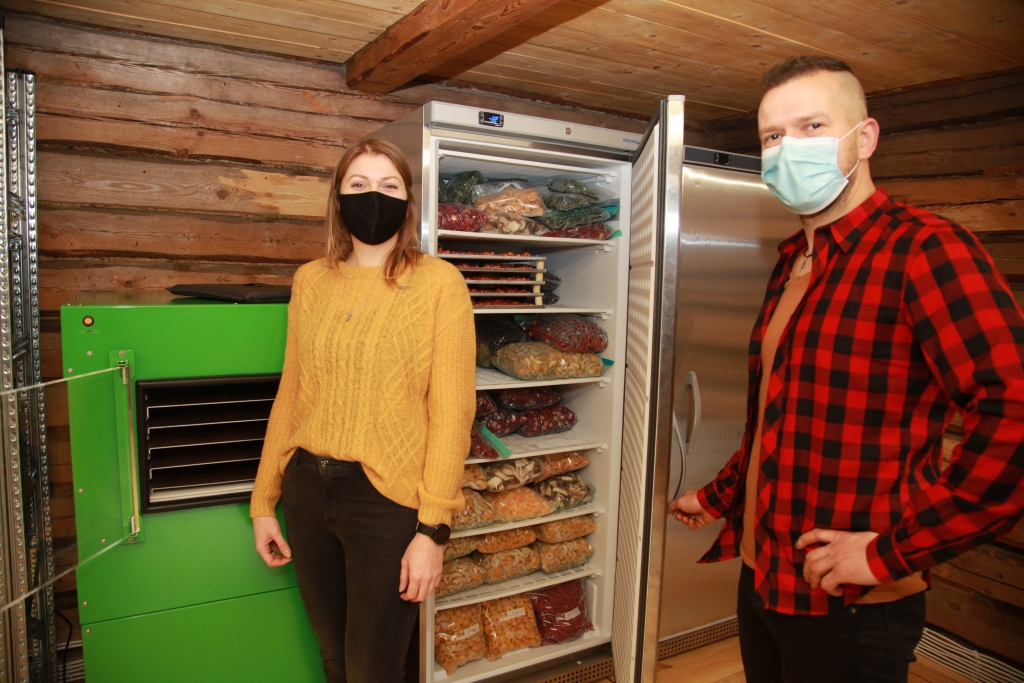 Sinolieši Vita un Raivis Bisenieki izlēmuši ražot sublimētus produktus. Abi ir apņēmības pilni piedāvāt ko jaunu un saistošu. Gulbenes novadā nav ražotāju, kas ar to nodarbojas, bet Latvijā ir tikai daži, tāpēc neatsverama ir šīs produkcijas unikalitāte. Vita skaidro, ka sasaldēto produkciju uz paplātēm liek iekšā sublimatorā aptuveni uz 30 stundām. Sublimētajiem produktiem nezūd krāsa, forma, garša un arī vitamīni saglabājas.      									                                     Foto: 
Autors: Gatis Bogdanovs