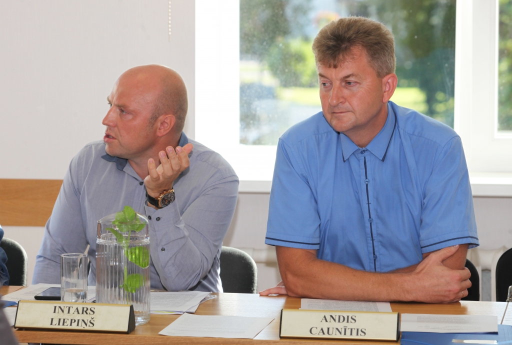 Par pašvaldības ierindas, par zemākā un vidējā posma darbiniekiem! Tā Intars Liepiņš balsoja par lielākām algām. 
Autors: no “Dzirksteles” arhīva