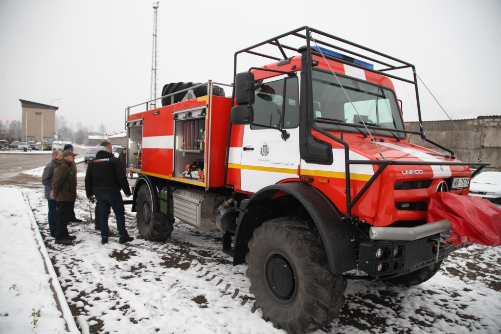 Modernizējot meža ugunsdzēšanai paredzēto autoparku, arī Valsts meža dienesta Ziemeļaustrumu virsmežniecība šonedēļ saņēma jaunu ugunsdzēsības automašīnu.	
Autors: Gatis Bogdanovs