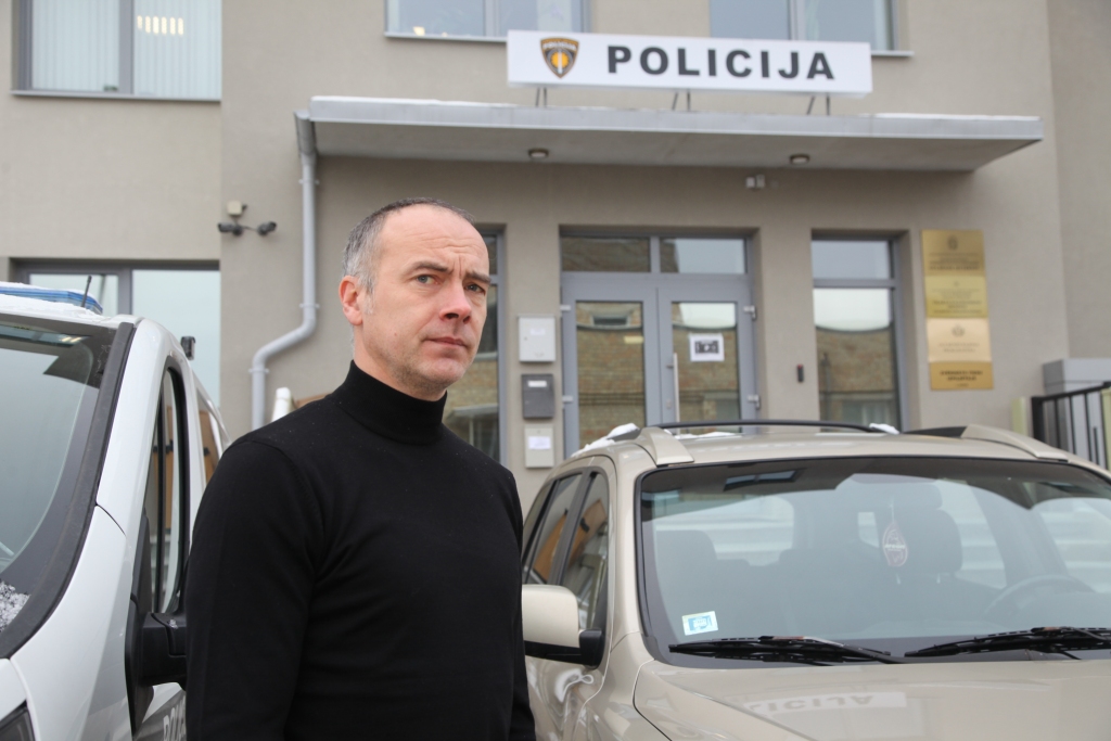 Kopš 1.decembra Valsts policijas Vidzemes reģiona pārvaldes Gulbenes iecirknī ir jauns priekšnieks - pulkvežleitnants Uldis Pusts. Viņa dzimtā puse ir Lubāna, savukārt Gulbenē dzīvo 14 gadus. Policijā U.Pusts strādā 26 gadus. Pirms tam strādājis arī Madonā. “Kas pamudināja pieteikties konkursam? Varbūt likumsakarīgi. Sapratu, ka kādam jādara šis darbs, un attiecīgi nolēmu mēģināt,” saka U.Pusts.         
Autors: Gatis Bogdanovs