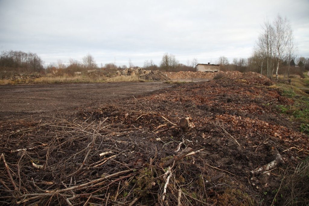 Pašlaik kompostēšanas laukums ierobežots un tam ir informatīvā norāde. Būvniecības darbu rezultātā no pašvaldības objektiem rodas dažāda veida materiāli, kas ir uzkrāti blakusteritorijā un tiks izmantoti otrreizēji (vecās caurtekas, aku grodi, ķieģeļi, betona apmales, stabi u.c). Tie novietoti uz laiku. 

Autors: no “Dzirksteles” arhīva
