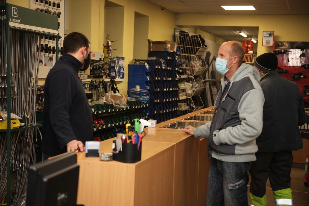 “Cilvēki pērk būvmateriālus, remontē mājas un dzīvokļus kā traki,” “Dzirkstelei” saka gulbenietis, kurš privāti nodarbojas ar remontiem.
Autors: Gatis Bogdanovs