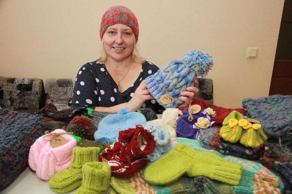 Roku darbs ir vērtīgs un kvalitatīvs. “Reizēm, redzot, ka tantiņas tirgū sēž ar saviem adījumiem un tik lēti prasa par tiem, ir žēl. Roku darbs jau nav ļoti novērtēts,” uzskata Daiga Pajate.
Autors: Gatis Bogdanovs