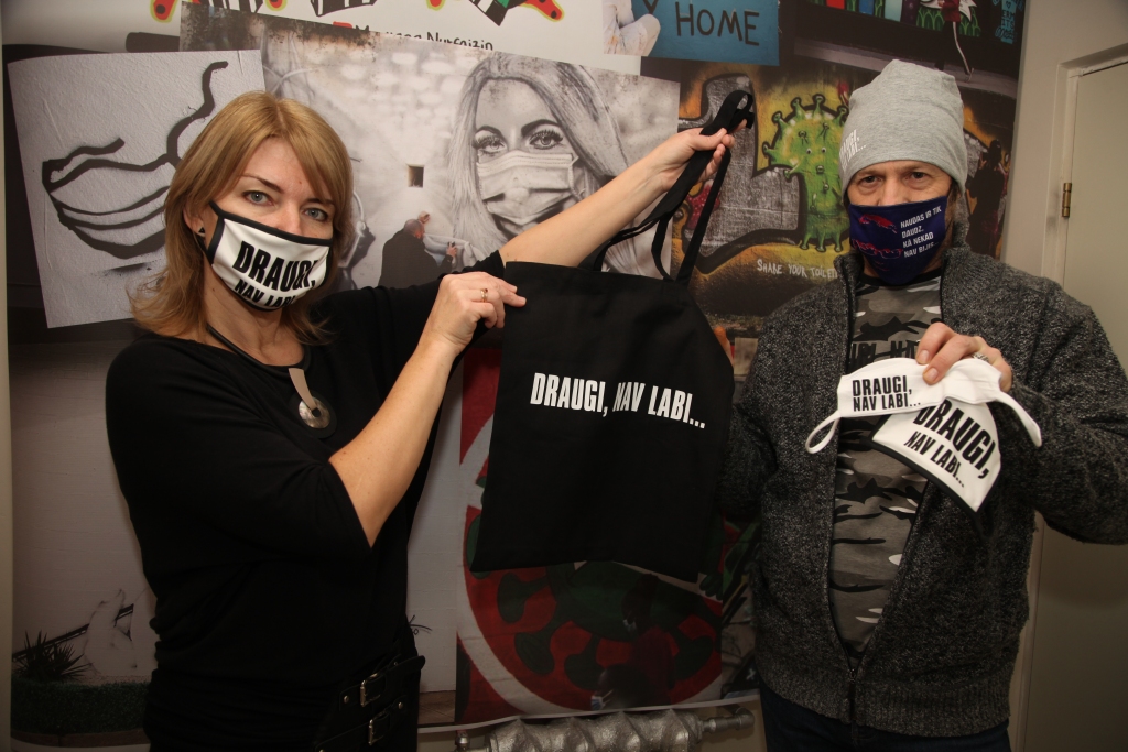 “Noklausoties premjerministra novembra uzrunu, mums abiem bija skaidrs - kaut kas jādara. Šīs frāzes “Draugi, nav labi” ideja pamatā nākusi no Ilzes,” stāsta “Kopas” vadītājs Juris Volodins. Cilvēku atsaucība un ieinteresētība bijusi pārsteidzoši liela. 	
Autors: Gatis Bogdanovs