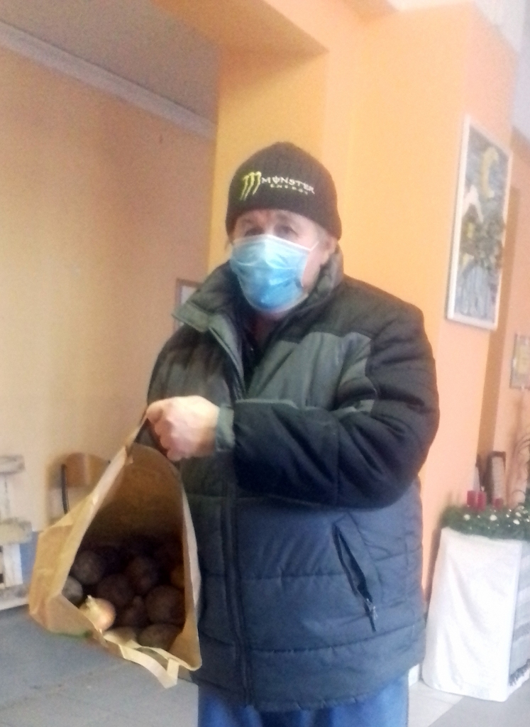 Latvijas Sarkanā Krusta Gulbenes filiālē cilvēkiem bija iespēja saņemt arī kartupeļus, bietes un sīpolus, kurus ziedojusi jaungulbeniete Ilona Pazāne. 	
Autors: personiskā arhīva