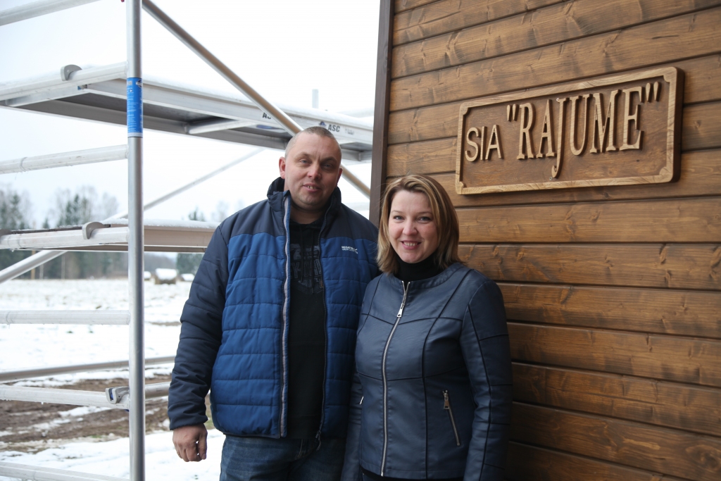 Juris un Rasa Medņi no Stāmerienas zina, ka, neņemot vērā mūsdienu iespējas izmantot dažādas tehnoloģiskas ierīces apkures ierīkošanai, mūsdienās joprojām tiek dota priekšroka kamīna un krāsns malkas apkurei, kas lieliski tiek apvienoti ne tikai kā siltuma avots, bet arī kā interjera dizaina elements. Juris un Rasa Medņi redz perspektīvu savai biznesa idejai. “Ja cilvēks nopērk lauku māju, ko tagad pilsētnieki dara arvien biežāk, pirmais ir krāsns un skurstenis, tāpēc nākotne tam, ko darām, ir,” saka Juris un Rasa. Juris arī piebilst, ja negribas braukt prom no Latvijas, tad ir kaut kas jādomā un jādara. 	
Autors: Gatis Bogdanovs