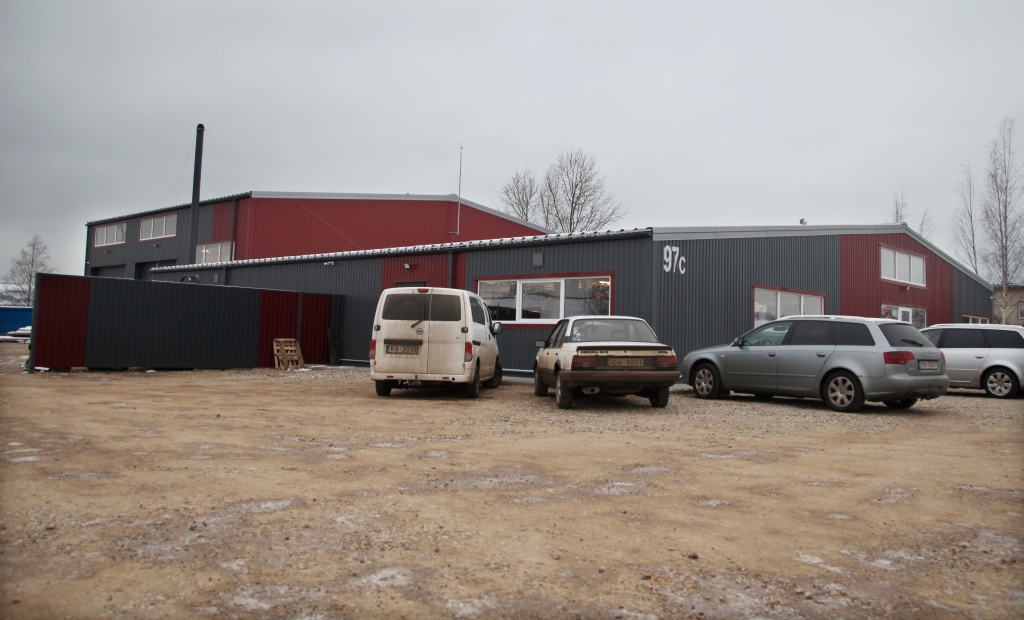 SIA “Lark-4” šoruden no nelielām 150 kvadrātmetrus plašām īrētām telpām pārcēlās uz jaunu, vairāk nekā sešas reizes plašāku, speciāli uzņēmuma vajadzībām būvētu ēku. 
Autors: Gatis Bogdanovs