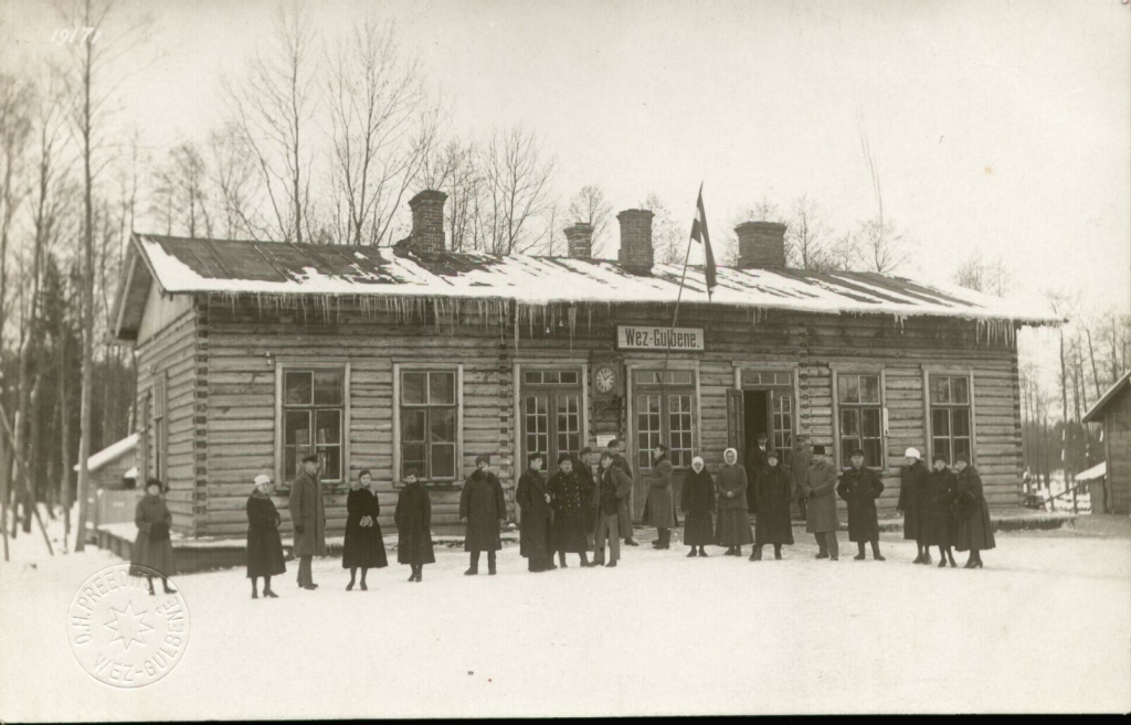 Vecgulbenes iedzīvotāji pie pagaidu dzelzceļa stacijas. Vecgulbene 20.gadsimta 20.gadi. 
Autors: no Gulbenes novada vēstures un mākslas muzeja krājuma