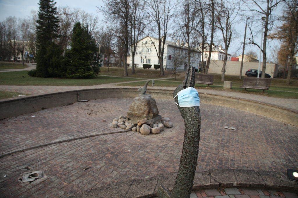 Gulbenes novada pašvaldības iestādēs šonedēļ satraukumu radīja divi savstarpēji nesaistīti saslimšanas gadījumi ar COVID-19. Otrdien “Dzirkstele” uzzināja par to, ka saslimis kāds klients sociālās aprūpes centrā “Jaungulbenes Alejas”, ko laikrakstam apstiprināja novada domes priekšsēdētājs Normunds Audzišs. Ceturtdien “Dzirksteli” sasniedza informācija par saslimušu darbinieku Gulbenes novada vidusskolā. Ceturtdien laikrakstam to apstiprināja pašvaldības Izglītības pārvaldes vadītāja Edīte Kanaviņa. Slimību profilakses un kontroles centra apkopotie dati liecina, ka Gulbenes novadā uz 10.decembri pēdējās divās nedēļās ir reģistrēti 30 COVID-19 gadījumi. 
Autors: Gatis Bogdanovs