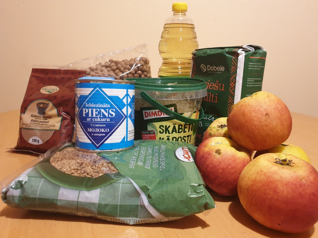 Pārtikas paku saturs, kurā iekļauti dažādi produkti, ir atbalsts laikā, kad skolēni mācās attālināti.  
Autors: Inita Savicka