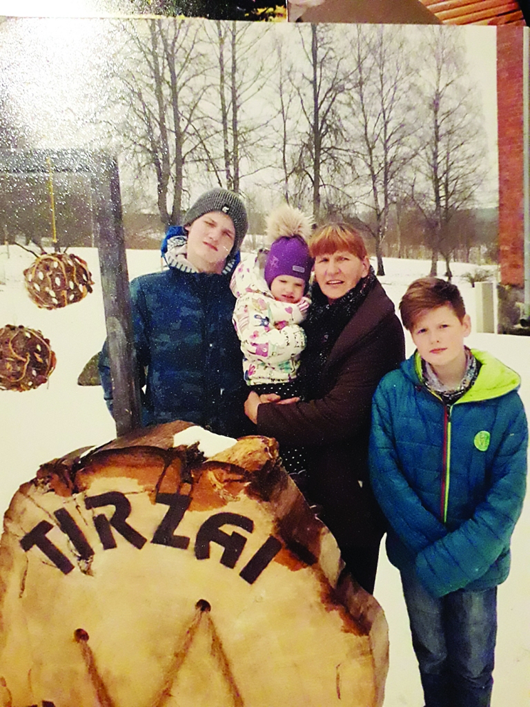 Ligita ar mazbērniem Kristiānu, Esteri Luisu un Erlandu, kas bija atbraukuši paskatīties, kā vecmāmiņa darbojas Tirzas tautas nama amatierkolektīvos. 
Autors: no personiskā arhīva