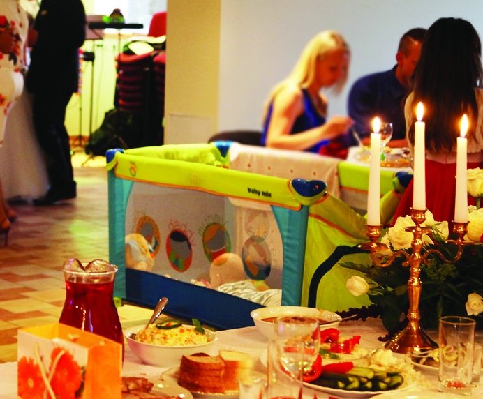 Tiem, kas pieraduši svētkus atzīmēt kuplā lokā, gada beigas šogad varētu būt sevišķi smagas, kad koronavīrusu uzlikto ierobežojumu dēļ nebūs atļauts apmeklēt radiniekus un draugus.    
Autors: Gatis Bogdanovs