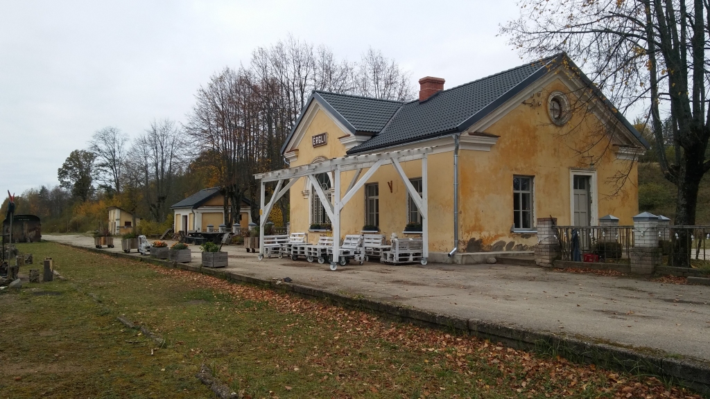 Ērgļu stacijas ēku Māris Olte plānojis kā kluba telpu, blakus izveidots tūrisma informācijas centrs. Vēl viņam ir doma attīstīt dzelzceļa tēmu, piemēram, nolikt trīs četrus vilciena vagonus, kuros varētu palikt pa nakti vai varbūt kādu ekspozīciju izvietot. Ērgļos kopš 2009.gada dzelzceļa vairs nav. 
Autors: Pārsla Konrāde