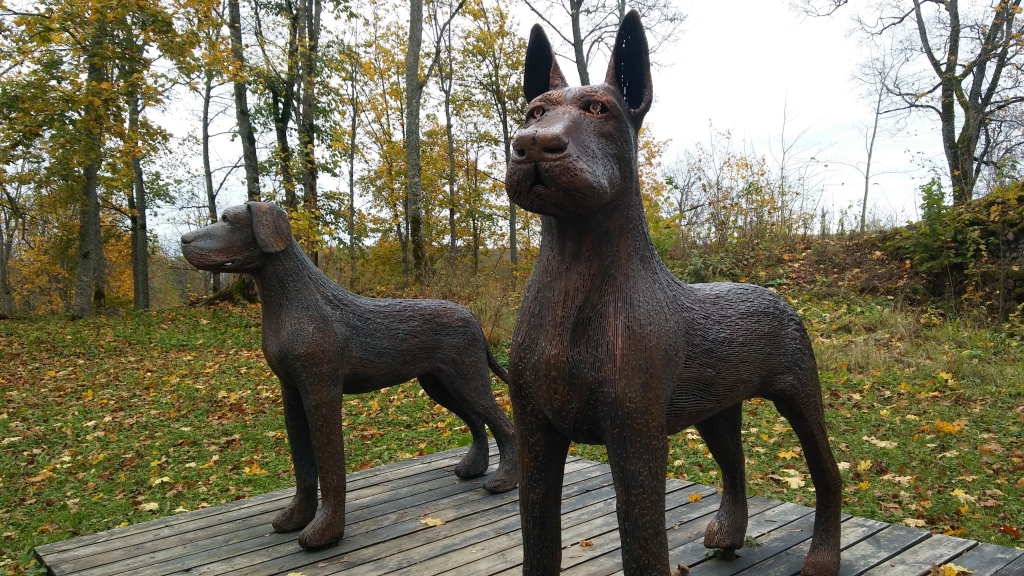 Pilskalnā uzstādītas skulptūras “Ērgļu sargsuņi”, kas ir kādreizējo Ērgļu viduslaiku pils saimnieku Tīzenhauzenu dzimtas dārgumu sargātāji. Leģenda vēsta, ka dārgumi joprojām atrodas pils pazemē. Vācu dogi iemieso gan drošību un uzticību, gan pārliecību, draudzību un saimnieka mīlestību, tāpēc iedzīvotāji tic, ka metāla suņa galvas noglaudīšana ir veids, kā iegūt suņu un viņu saimnieku Tīzenhauzenu labvēlību un bagātības.
Autors: Pārsla Konrāde