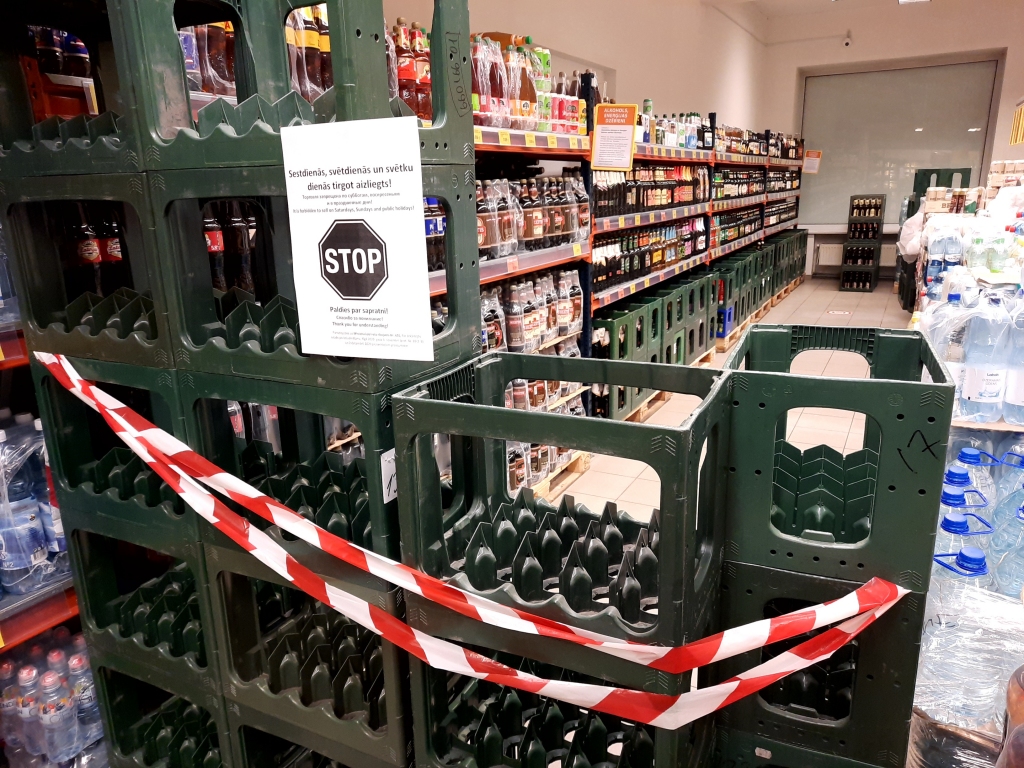 Aizvadītajās brīvdienās bija vērojama šāda aina pie alkohola plauktiem, taču pēc jaunajiem grozījumiem ar 19.decembri alkoholu varēs pirkt arī brīvdienās un svētku dienās.  
Autors: Gatis Bogdanovs