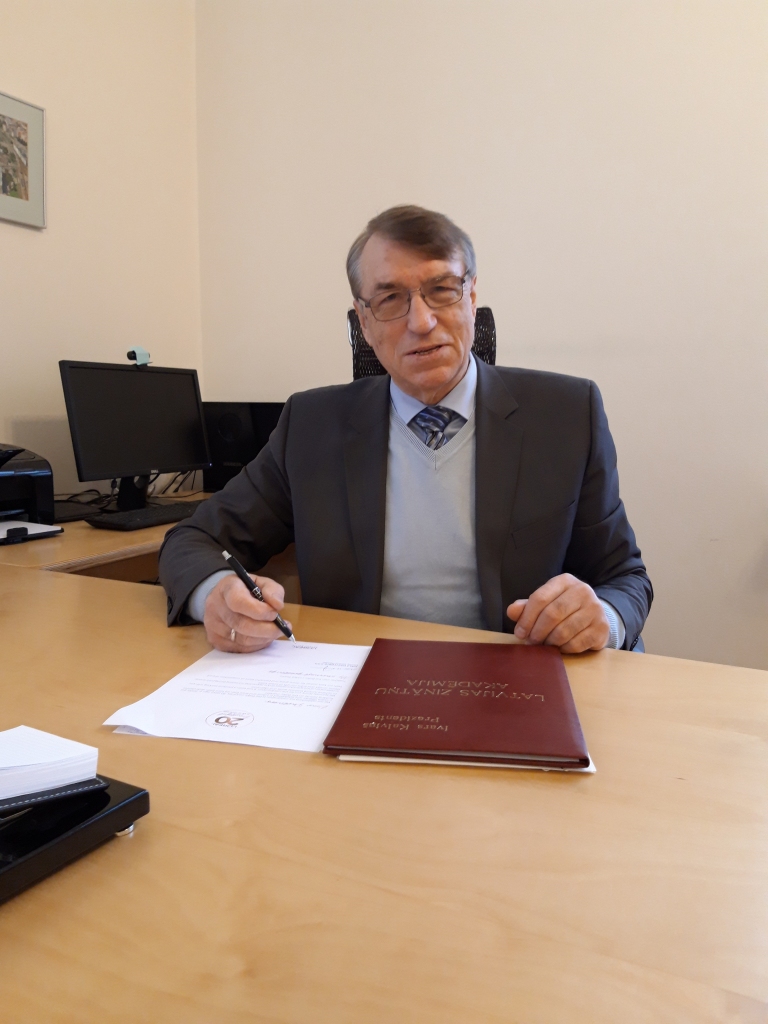 Par Ivaru Kalviņu
◆ Latvijas Zinātņu akadēmijas prezidents, profesors, zinātnieks, akadēmiķis.
◆ Ķīmiķis, 50 gadus strādā Latvijas Organiskās sintēzes institūtā.
◆ Vairāk nekā 250 izgudrojumu autors, tajā skaitā arī viens no medikamenta ‘’Mildronāts’’ autoriem.
◆ Par zinātniskajiem sasniegumiem saņēmis vairāk nekā 25 apbalvojumus, tajā skaitā arī Triju Zvaigžņu ordeni.

Autors: no personiskā arhīva