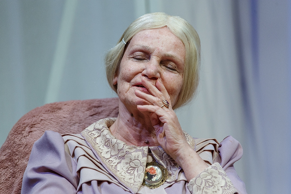 Ligita Dēvica izrādē 