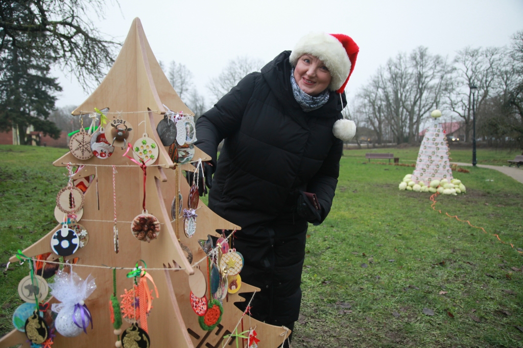 Bez kopēja pasākuma, bet skaisti uz svētkiem ir saposts Lizums. Lizuma pils dārzu grezno neparastas eglītes, uzburot patīkamu atmosfēru. Tās ikvienu priecēs līdz 2.janvārim. Lizuma kultūras nama vadītāja Elita Dūte priecājas, ka akcijai “Neparastā Ziemassvētku egle” atsaucās daudzi lizumnieši, tā dāvājot prieku sev un citiem šajā ne tik ierastajā laikā, jo prieks ir lieliskākā dāvana Ziemassvētkos. SIA “Avoti SWF” darbinieki katrs izgatavoja savu rotājumu, arī ar vēlējumiem. SIA “Kraujas Z” parūpējusies par stilīgu koka eglīti, savukārt Lizuma kultūras nama egle rotājas rūķa cepurē.  
Autors: Gatis Bogdanovs