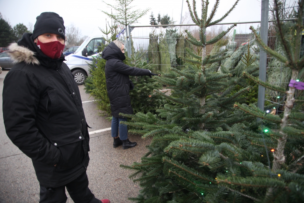 “Nav tā, ka pieprasījums pēc eglītēm ir lielāks tieši pirms pašiem Ziemassvētkiem. Piemēram, sestdien bija ļoti daudz pircēju,” saka K.Ozers. 
Autors: Gatis Bogdanovs