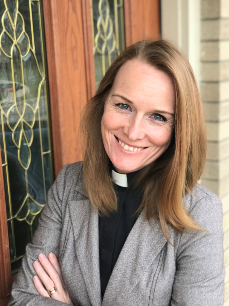 Aijas Greiemas mājas Amerikā ir Lansingā, kas ir Mičiganas štata administratīvais centrs. Šis štats ASV kartē vizuāli līdzinās adītam dūrainim. Uz savas labās plaukstas katrs Mičiganas iedzīvotājs var parādīt vietu, kur dzīvo. “Es varu parādīt, ka tieši centrā ir Lansinga, zem īkšķa ir Detroita un zem mazā pirkstiņa pašā apakšā ir Kalamazū. Lai uz turieni tiktu pie draudzes, es braucu ar auto. Tas man ir stundas un 20 minūšu brauciens. Sākumā, kad tikko sāku kalpot Kalamazū, gada laikā nobraucu 36 000 jūdžu - gandrīz tikpat, cik ir riņķī zemeslodei!” smejas Aija. 	
Autors: no personiskā arhīva