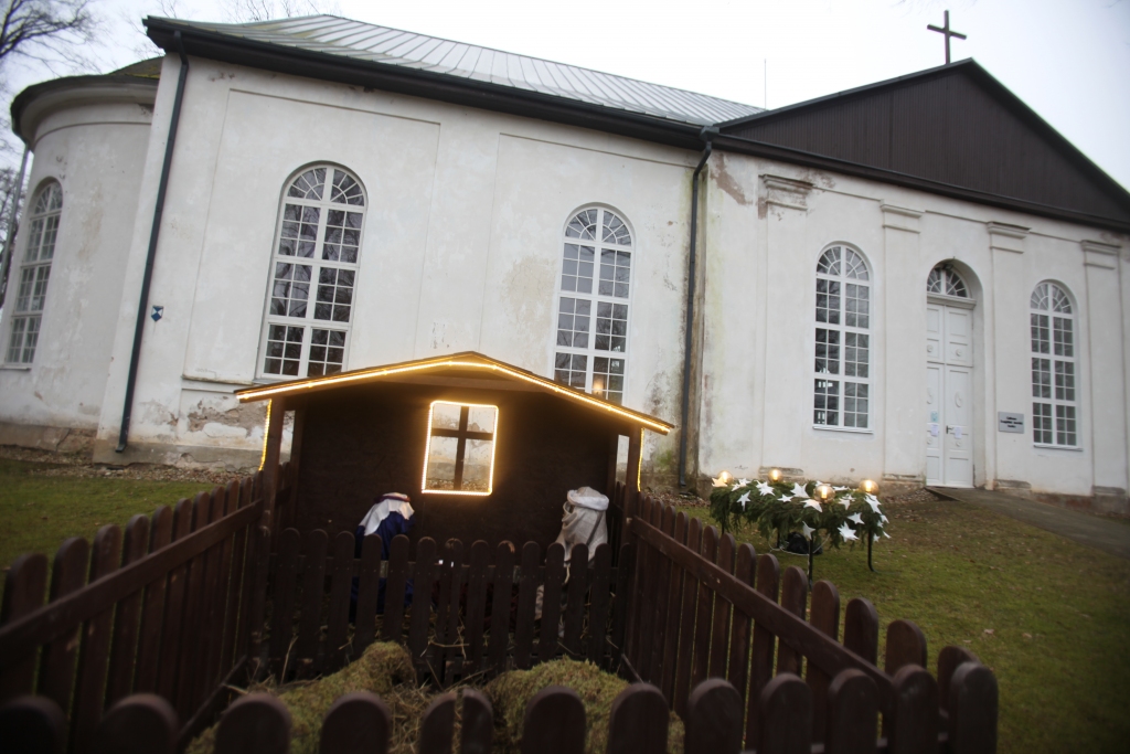 “Šogad esam aicināti ar Jēzu katrs satikties savā sirdī un mājvietā, lasot viņa mācību, dziedot viņam dziesmas, dedzot sveces un viņu pielūdzot. Šie Kristus piedzimšanas svētki ir kā liels pārbaudījums – vai pratīsi tos svinēt ar savu ģimeni vai aizejot pie kāda vientuļa, aprūpējama cilvēka. Kad bērns ienāk pasaulē, tam ir jāveltī visa tava nedalītā uzmanība un rūpes. Vai esi tādu nedalītu uzmanību veltījis Jēzum? Ja neesi, tad šogad to izdari! Un neaizmirsti tos, kuriem ir vēl grūtāk!” uzsver luterāņu mācītājs Ilgvars Matīss. 
Autors: Gatis Bogdanovs