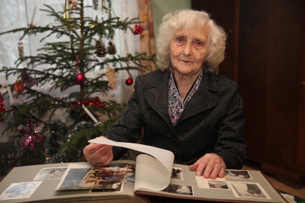 Kad “Dzintaros” iemirdzas Ziemassvētku egle, Meta Lēģere arvien atceras, kā tos svinēja viņas bērnībā un kā svētku prieku savām meitām un mazbērniem radīja abi ar vīru Imantu. 	
Autors: Gatis Bogdanovs