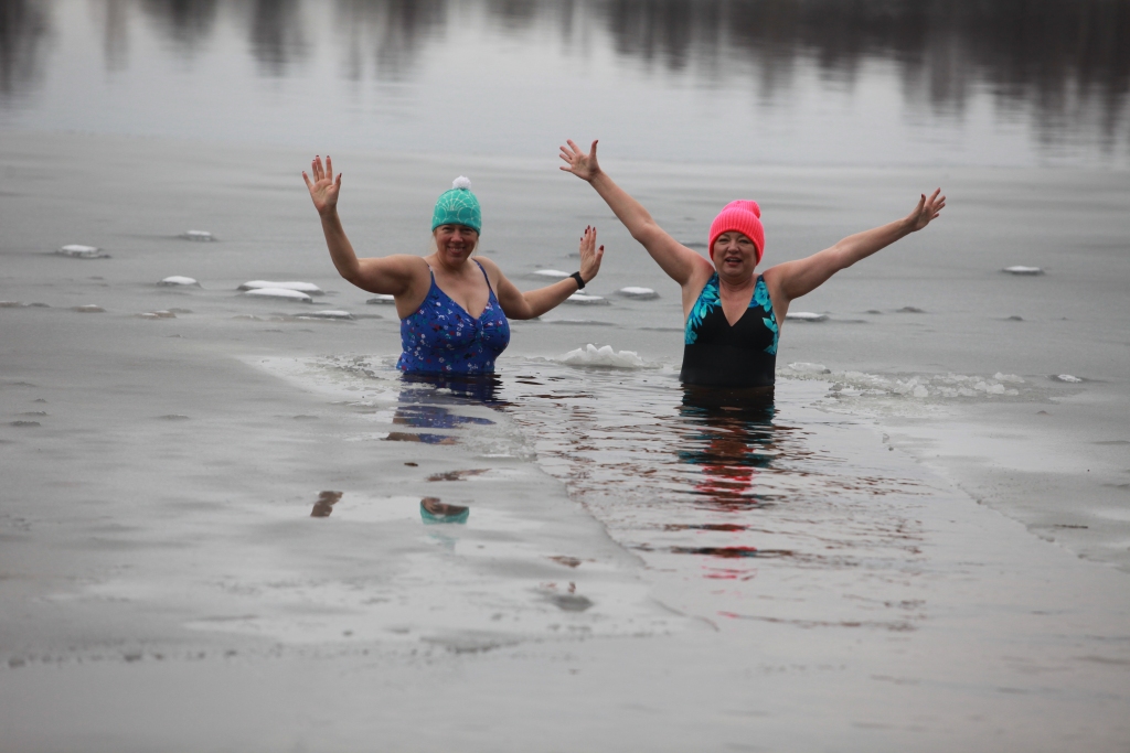 Gulbenes “roņi” rosās arī šajā ziemā, un viena no viņu iecienītākajām vietām ir Stāmerienas ezers. Visticamāk, arī gada nogalē “roņi” dosies baudīt atspirdzinošo peldi tieši šajā ezerā. Daudzi ziemas peldes cienītāji, kuru skaits ar katru gadu palielinās, cenšas peldēties ne retāk kā reizi nedēļā, arī gulbeniete Sarmīte Zvirgzdiņa (no labās), kura sevi uzskata par pilntiesīgu “roni” jau otro sezonu. Savukārt Anitai Žavridai nākamā gada martā tiks svinēta pirmā gada dzimšanas diena 