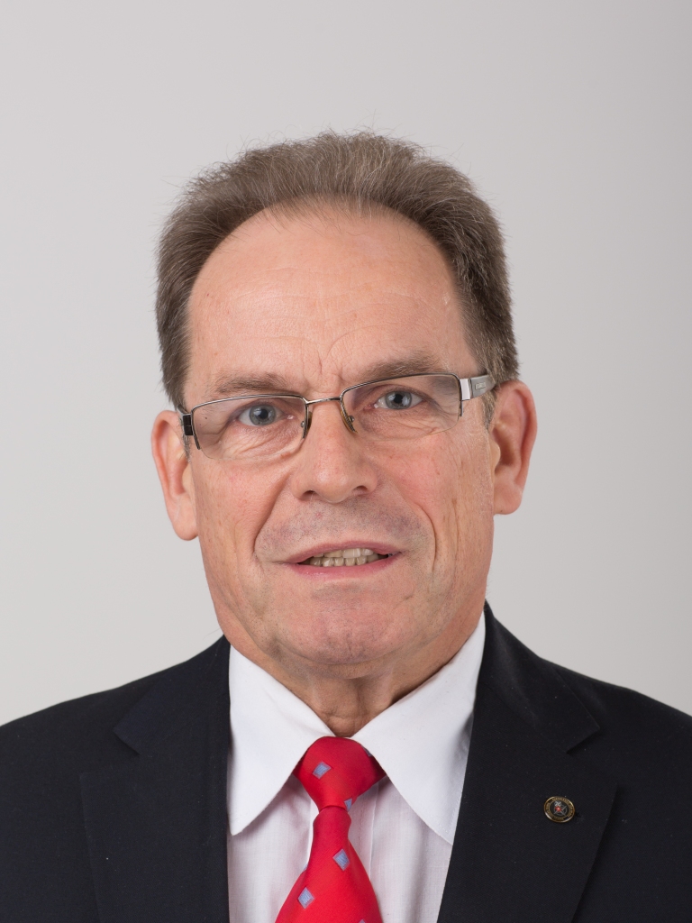 “Reizēm cilvēki aukstajai gaļai 
paredzēto etiķi, lai būtu smukāk, ielej tādā pašā mazā glāzītē kā šņabi un svinību laikā sajauc, iedzer.”
Mārtiņš Šics