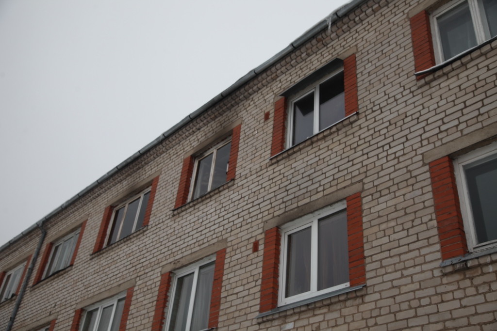 Gulbenē 27.decembrī propāna gāzes balona sprādzienu daudzdzīvokļu mājā (attēlā) izdevās novērst, pateicoties palīdzības dienestu operatīvajai rīcībai. Bet Rīgā, Āgenskalnā, naktī uz 31.decembri notika sprādziens gāzes noplūdes dēļ un trīsstāvu dzīvojamā māja daļēji sabruka, kā arī izcēlās ugunsgrēks. Tur viens cilvēks gāja bojā, cieta seši. 	
Autors: Gatis Bogdanovs