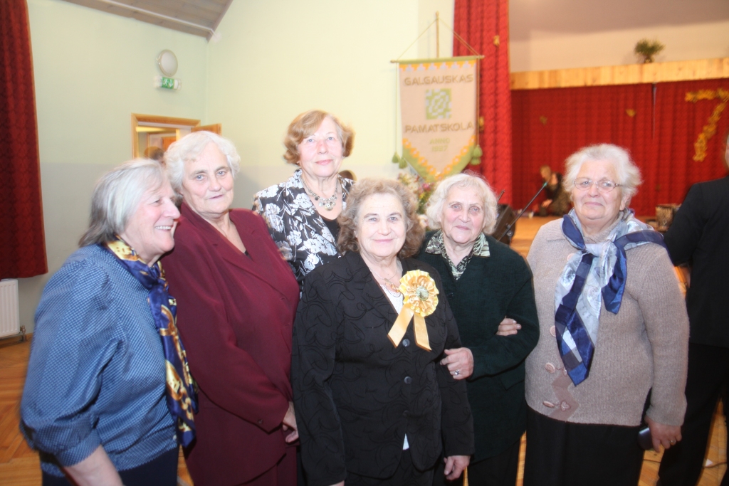 Galgauskas pamatskolas 75 gadu jubilejas salidojumā 2012.gadā skolotāja Jekaterina Cepīte kopā ar savām meitenēm pēc 57 gadiem – Aina (no kreisās), Māra, Milija, Austra, skolotāja J.Cepīte, Rudīte.  
Autors: no “Dzirksteles” arhīva