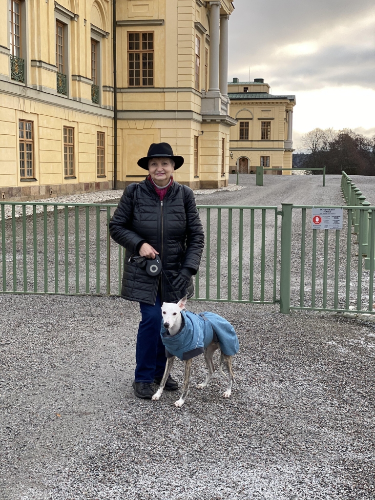 Katru reizi, kā Laima Bakāne viesojas Stokholmā, Drotningholmas pils ir viena no vietām, kas tiek apmeklēta. Pastaigā bieži līdzi tiek ņemts meitas Baibas vipets Milou. 	
Autors: no privātā arhīva
