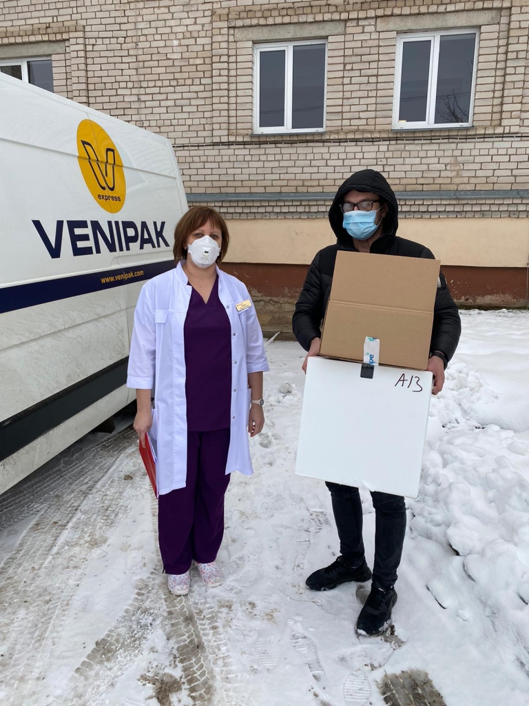 Sigita Drubiņa stāsta, ka saņemtās vakcīnas tiek uzglabātas ledusskapjos, kur temperatūra ir plus 2-8 grādi, un šādā temperatūrā vakcīnu drīkst uzglabāt piecas dienas.  	
Autors: Lana Upīte