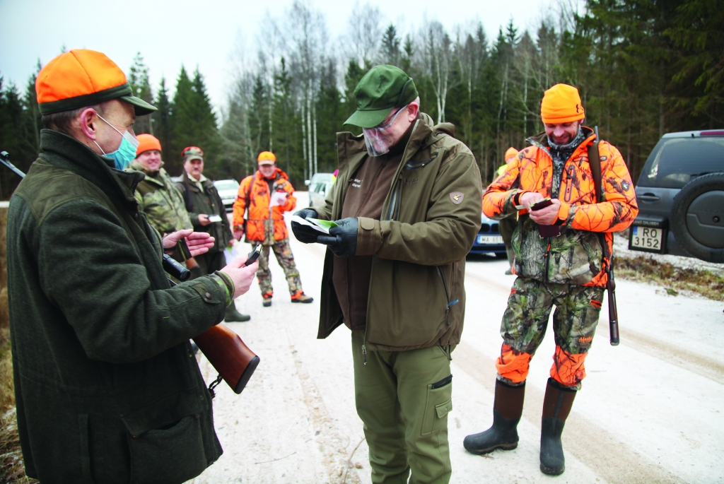 Pārbaudes dzinējmedību laikā medniekiem ir ierasta lieta, šoreiz  Ziemeļaustrumu virsmežniecības inženieris medību jautājumos Laimonis Kļaviņš (centrā) pārbauda mednieku kluba “Ievugrava” medniekus. 	
Autors: Gatis Bogdanovs